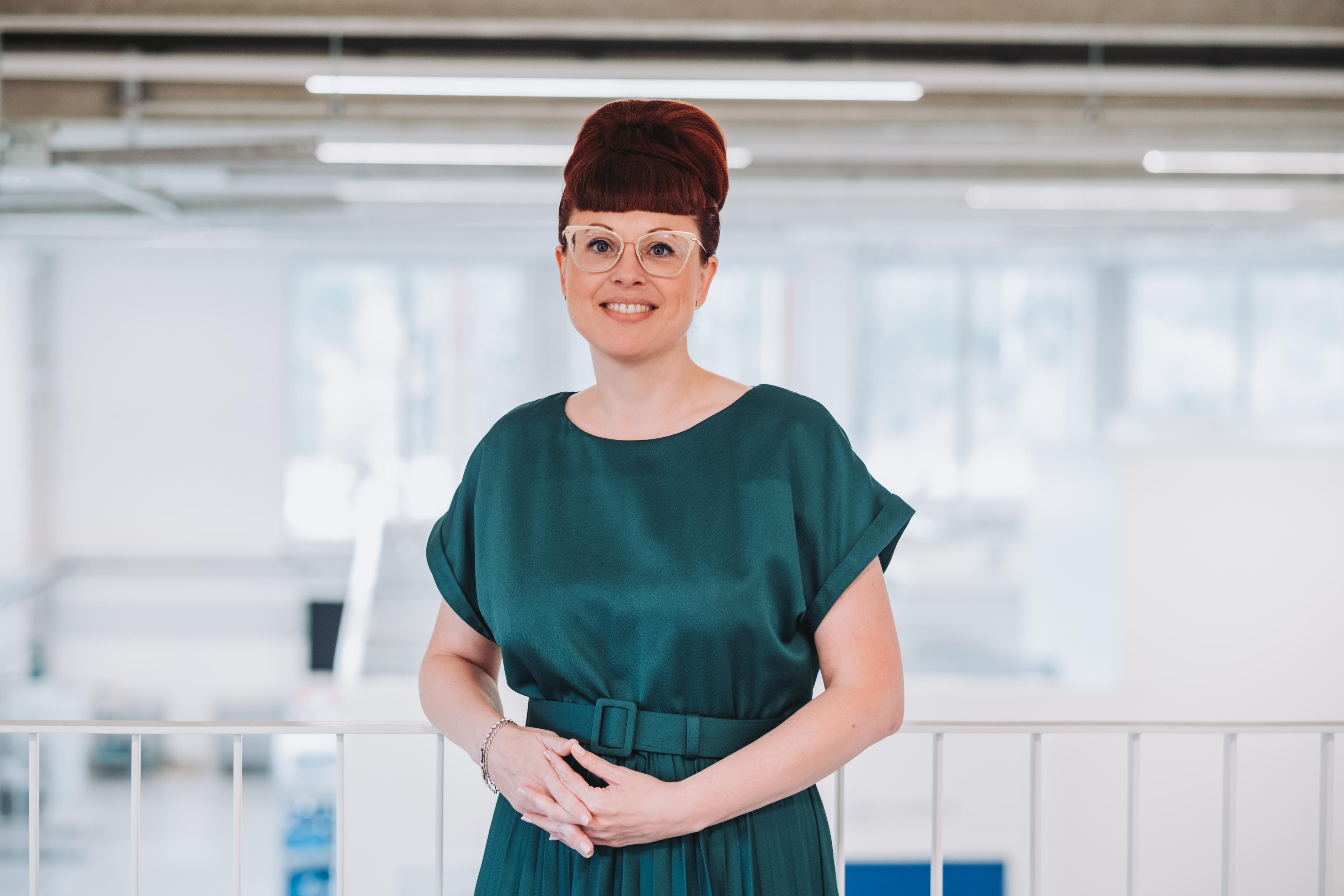 ViTalent | Veerle Van der Linden Als algemeen directeur staat Veerle aan het roer van ViTalent. Zij bepaalt, in overleg met het bestuursorgaan, de richting van de vzw en zorgt ervoor dat de cijfers kloppen.