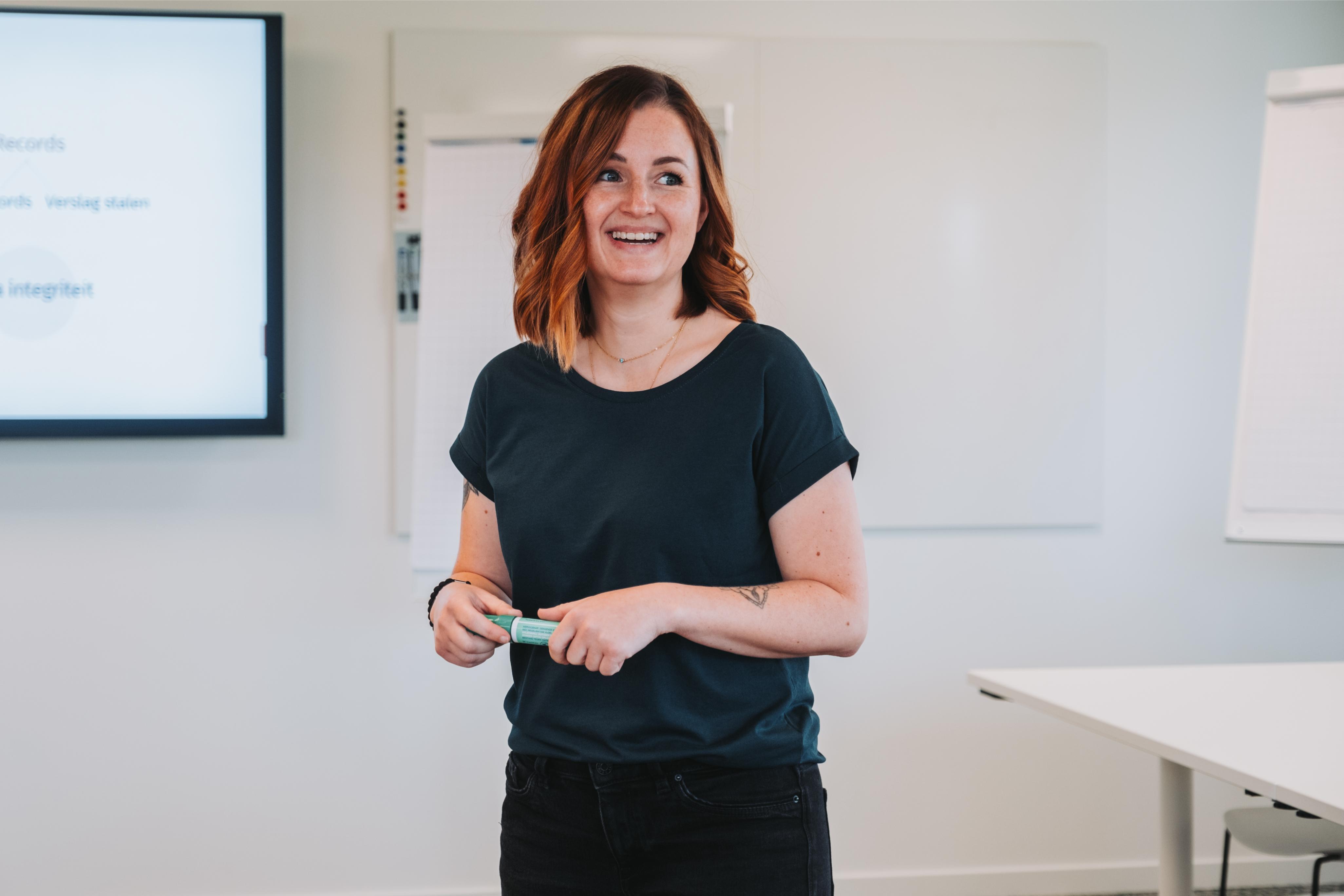 ViTalent | Sarah Joostens Aseptisch werken, het blijft een uitdaging. Behalve voor onze aseptisch experte Sarah. Meer dan 14 jaar werkte ze in verschillende steriele productieomgevingen en werd binnen deze bedrijven al snel de vertrouwde on-the-job trainer.