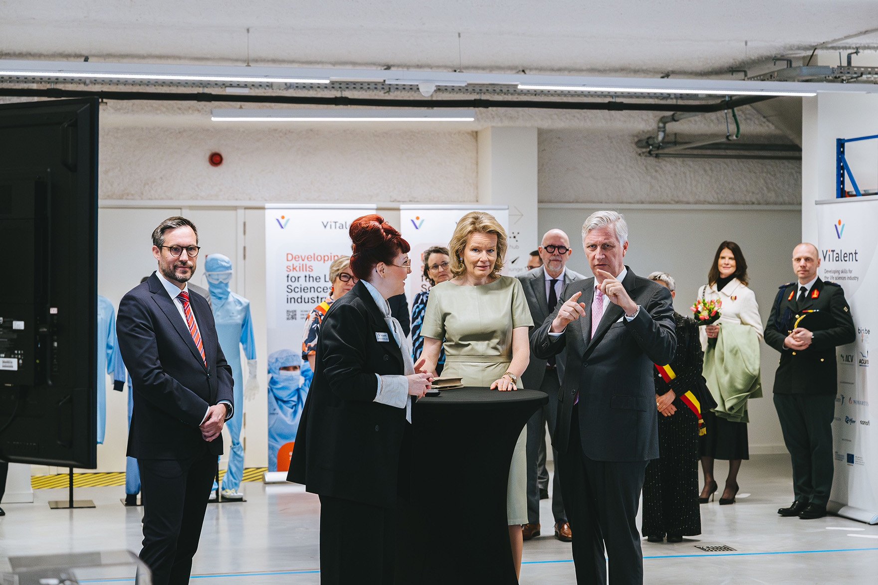 Uitleg over ViTalent tijdens koninklijk bezoek. Tijdens hun bezoek aan het Wetenschapspark in Niel krijgen het koningspaar en gouverneur Cathy Berx toelichting over de praktijkgerichte opleidingen van ViTalent voor farma en biotech.