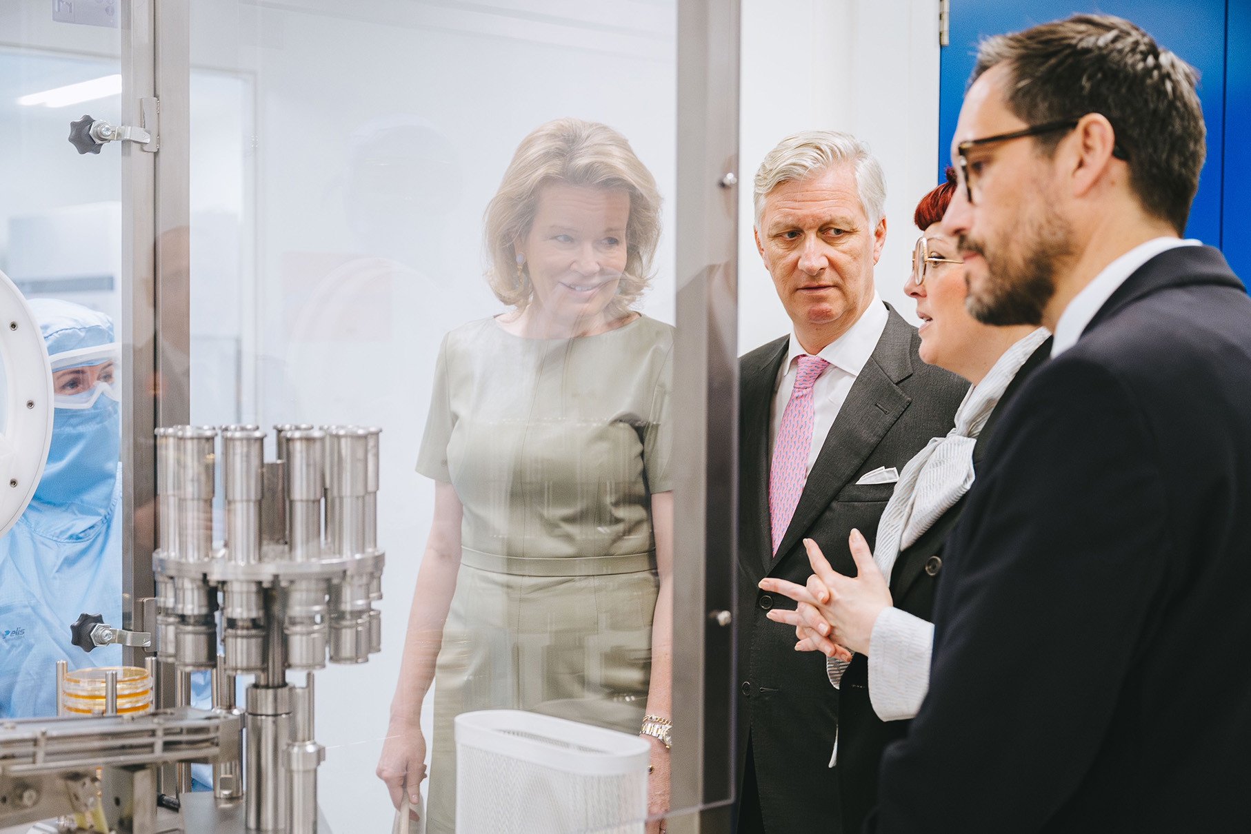 Koningspaar en ViTalent trainers bekijken productie-installatie in jobsimulator Tijdens het koninklijk bezoek aan ViTalent in Niel bekijken het koningspaar en trainers een productie-installatie in de jobsimulator waar cursisten trainen voor de farma- en biotechsector.