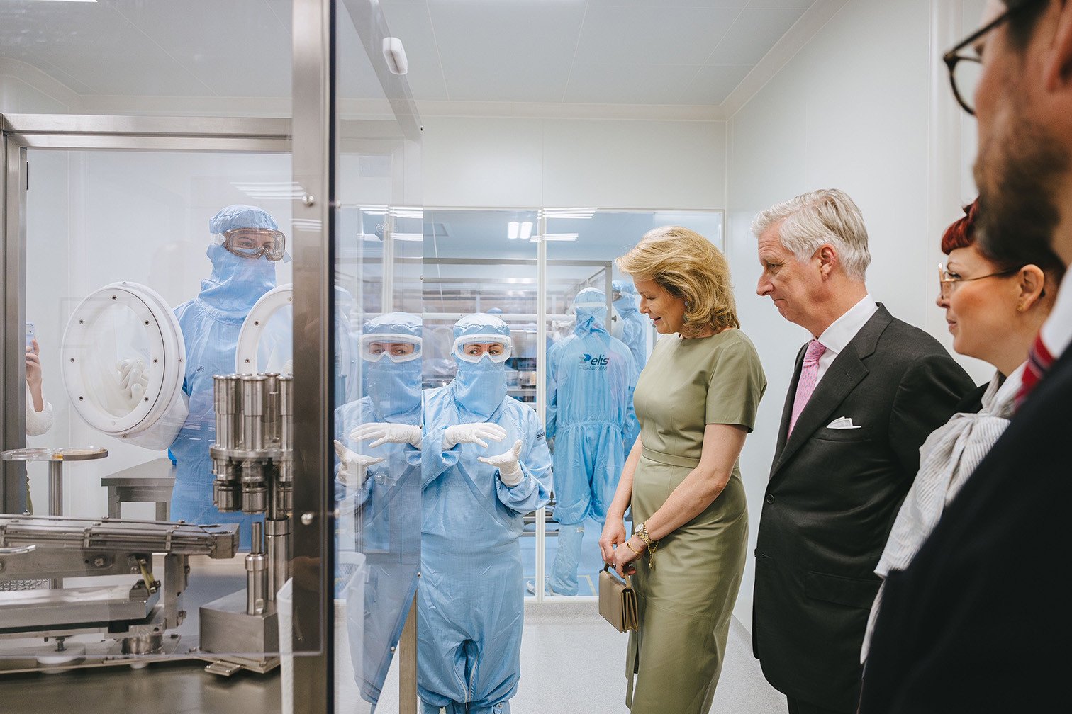 Cleanroom training bij ViTalent in Niel Trainees oefenen in een didactische cleanroom bij ViTalent terwijl het koningspaar een bezoek brengt aan het opleidingscentrum voor de Life Sciences sector in Vlaanderen.